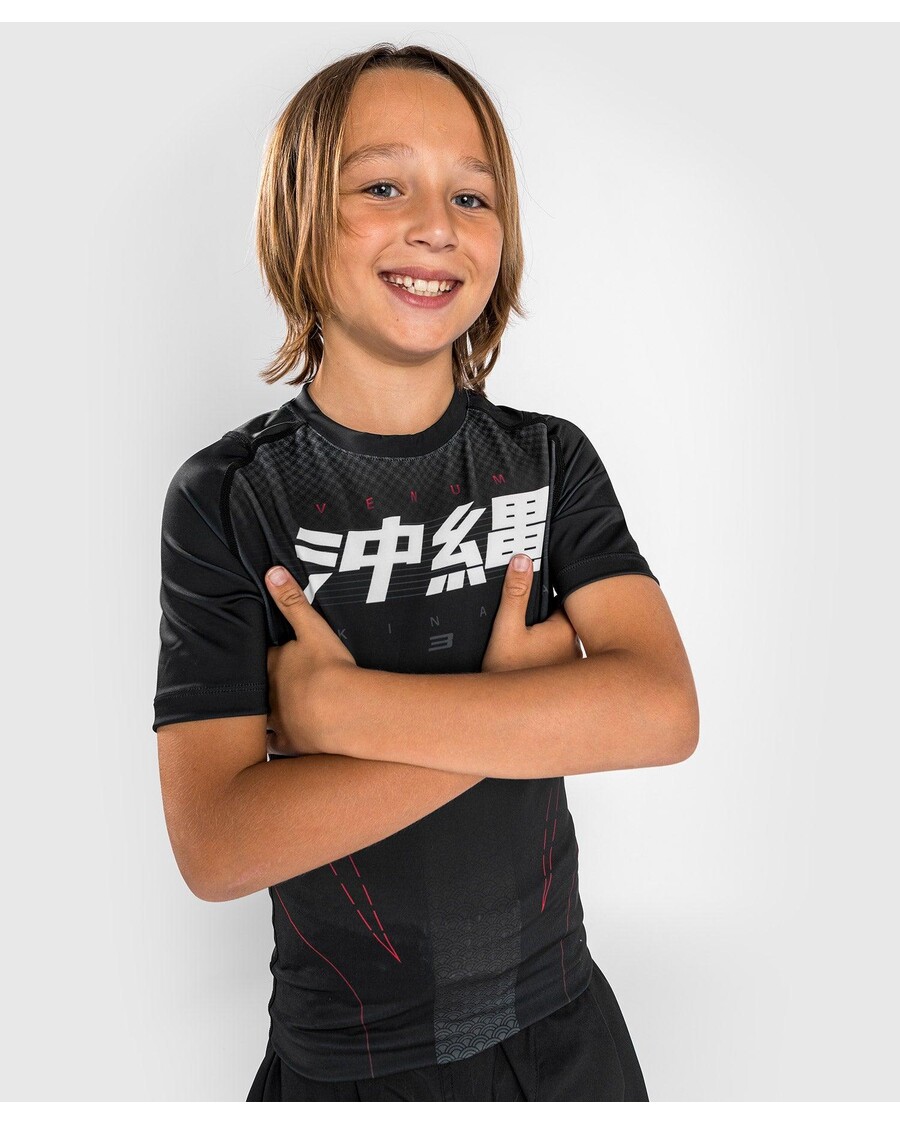 Venum Okinawa 3.0 ラッシュガード半袖 - 子供用 - ブラック/レッド