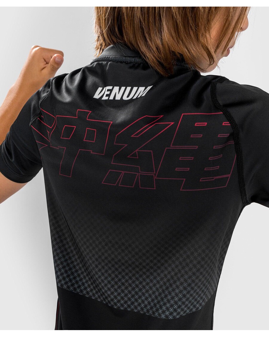 Venum Okinawa 3.0 ラッシュガード半袖 - 子供用 - ブラック/レッド