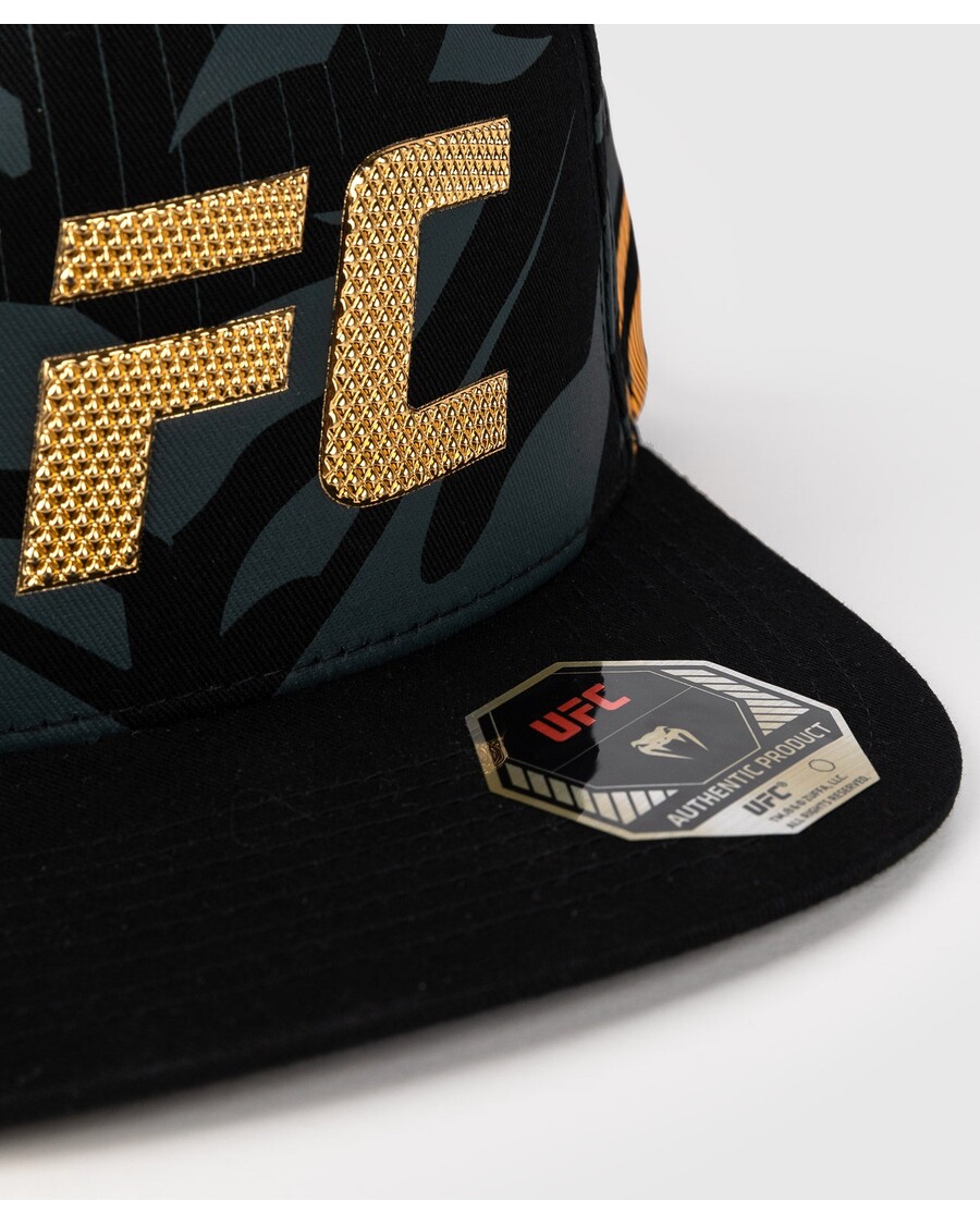 قبعة يو اف سي فيوجن باي فينوم الرياضية الليلية الأصلية - البطل