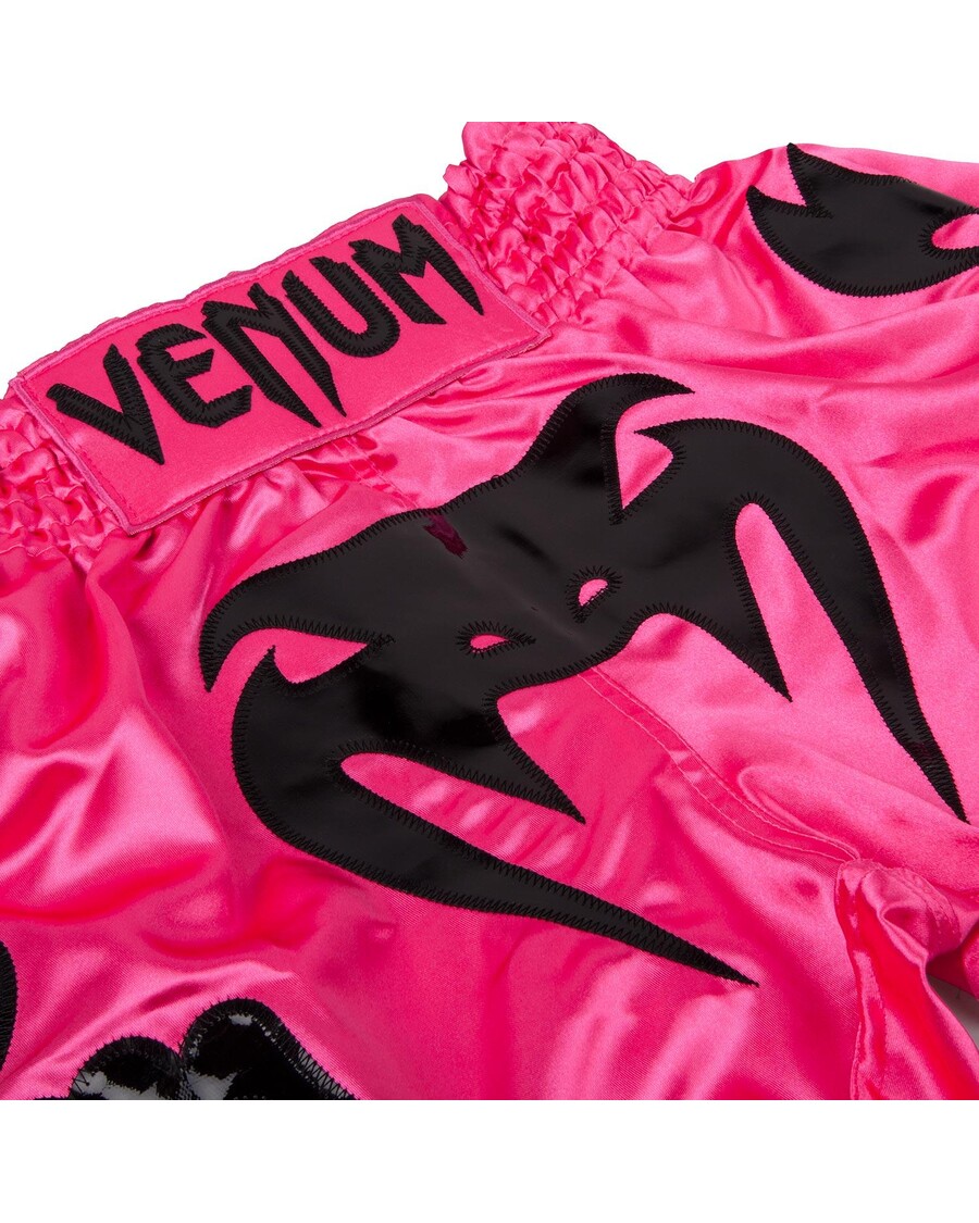 מכנסיים קצרים של Venum Bangkok Inferno Muay Thai - ורוד/שחור
