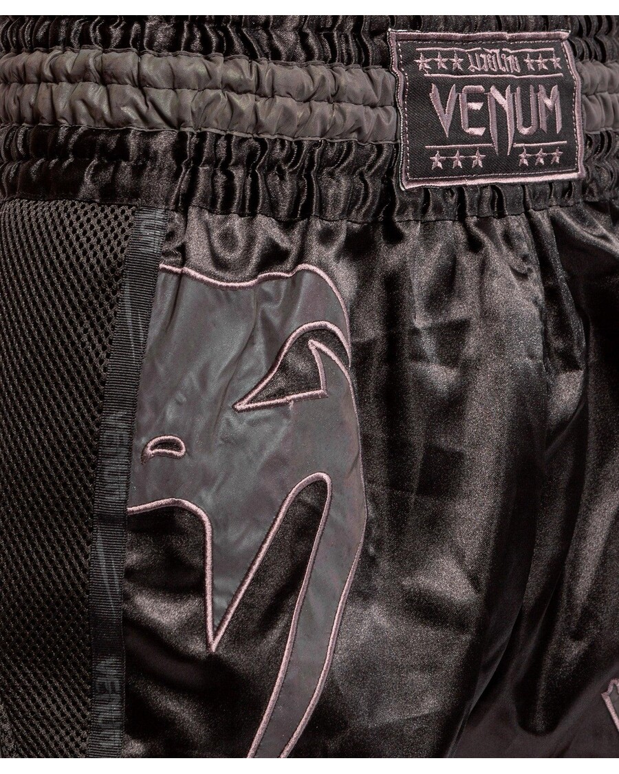 Celana Pendek Muay Thai Venum Giant Glow - Hitam