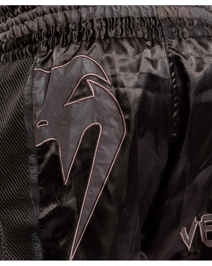 Celana Pendek Muay Thai Venum Giant Glow - Hitam