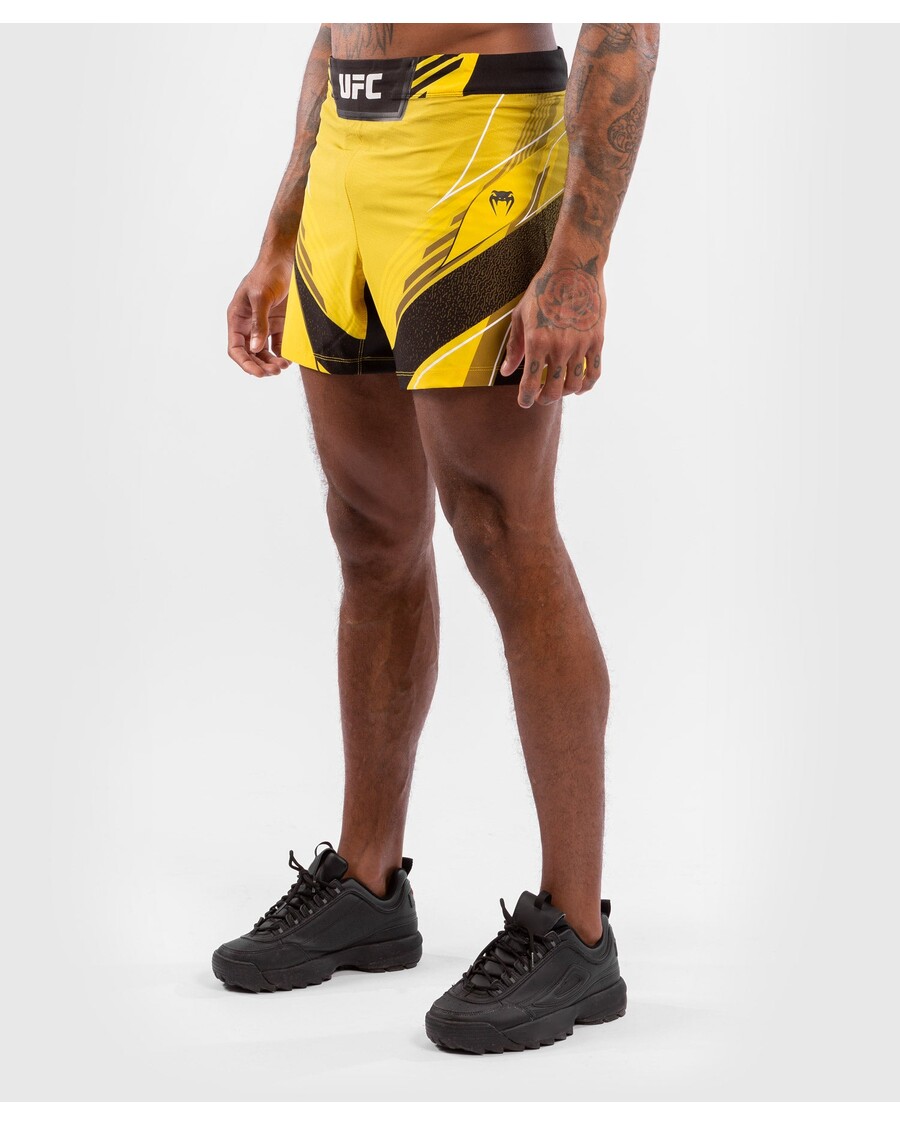 UFC VENUM オーセンティック ファイト ナイト メンズ ショーツ - ショート フィット - イエロー