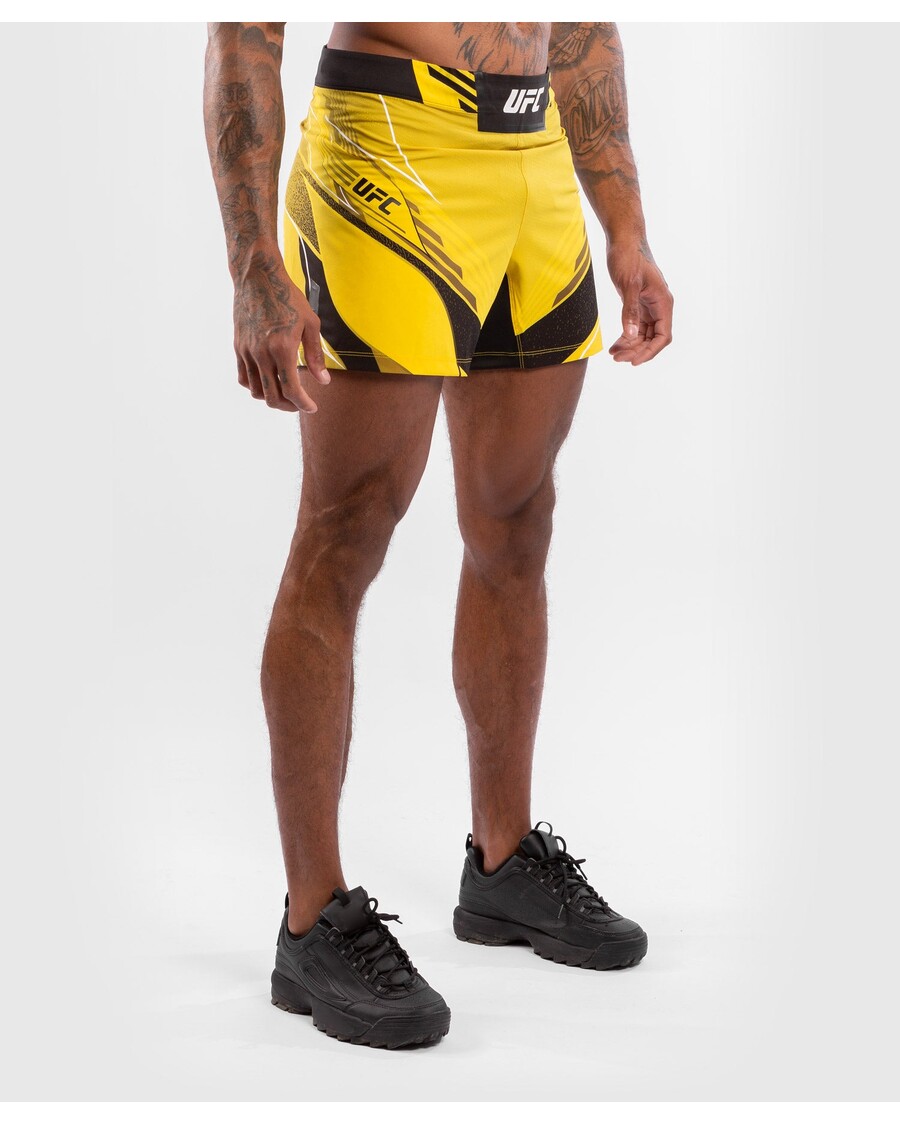 UFC VENUM オーセンティック ファイト ナイト メンズ ショーツ - ショート フィット - イエロー