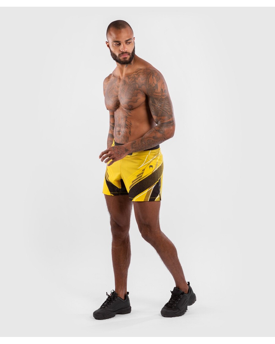 UFC VENUM オーセンティック ファイト ナイト メンズ ショーツ - ショート フィット - イエロー