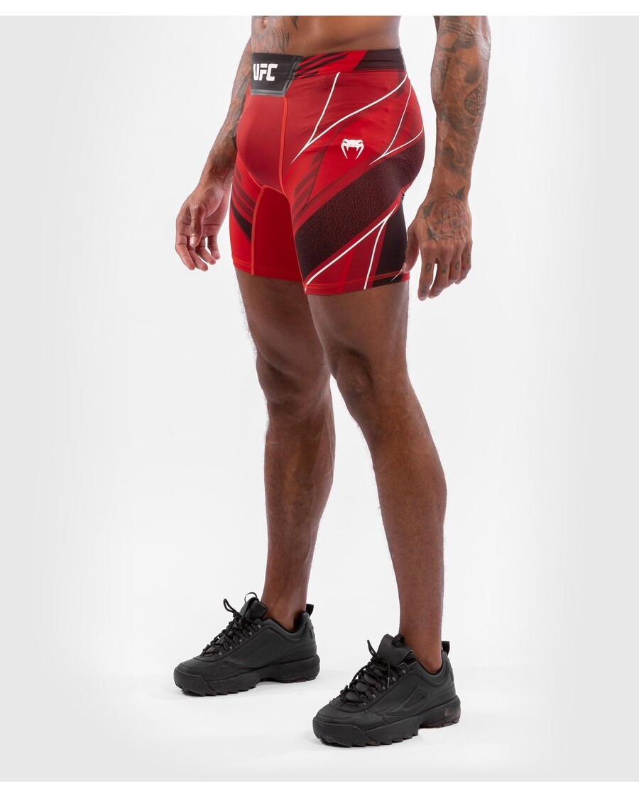 شورت UFC Venum Authentic Fight Night للرجال من Vale Tudo - مقاس طويل - أحمر