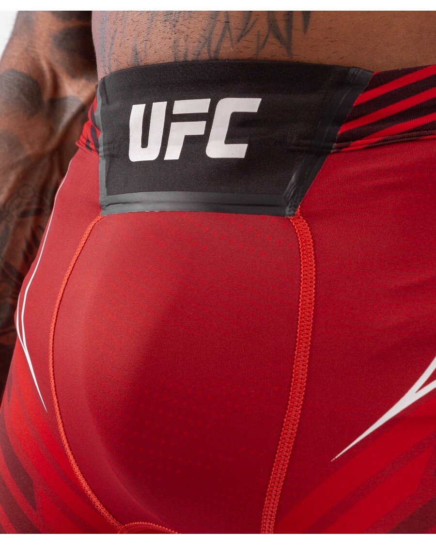 شورت UFC Venum Authentic Fight Night للرجال من Vale Tudo - مقاس طويل - أحمر