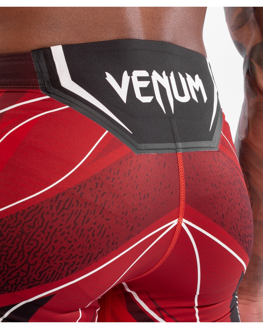 شورت UFC Venum Authentic Fight Night للرجال من Vale Tudo - مقاس طويل - أحمر