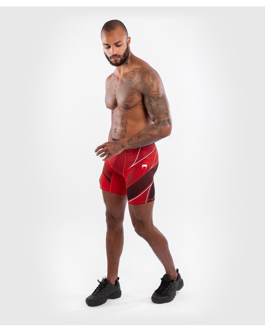 شورت UFC Venum Authentic Fight Night للرجال من Vale Tudo - مقاس طويل - أحمر