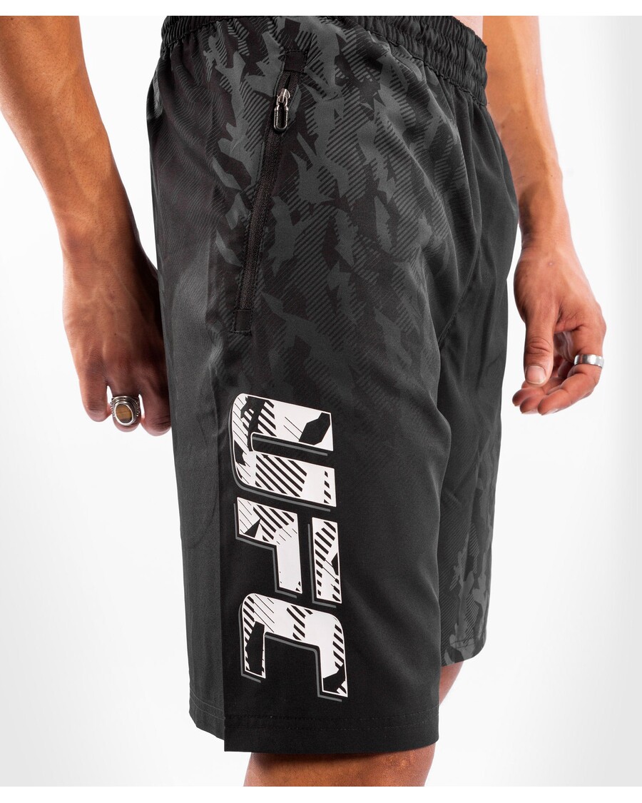 Celana Pendek Performa Pria UFC Venum Authentic Fight Week - Hitam