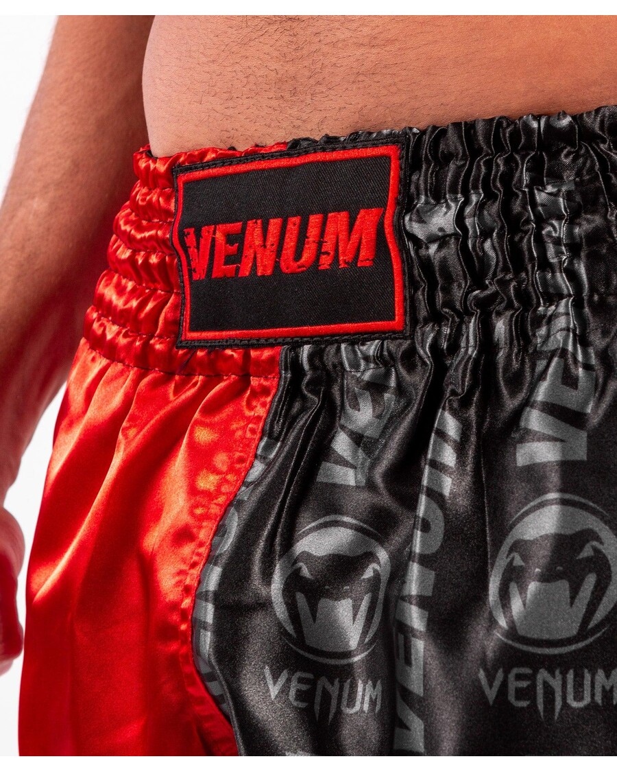 Venum ロゴス ムエタイ ショーツ - ブラック/レッド