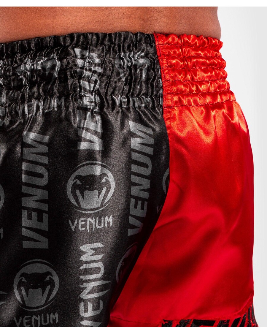 Venum ロゴス ムエタイ ショーツ - ブラック/レッド