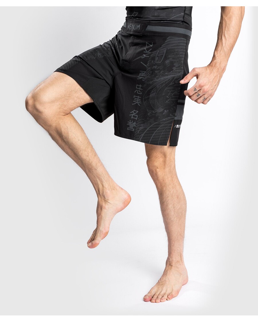 Venum YKZ21 Fightshorts – Schwarz/Schwarz