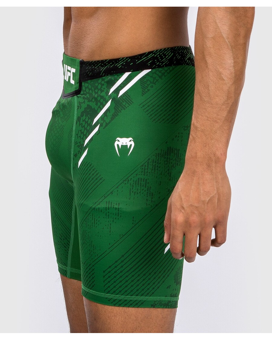 شورت UFC Adrenaline من Venum Authentic Fight Night للرجال Vale Tudo - أخضر