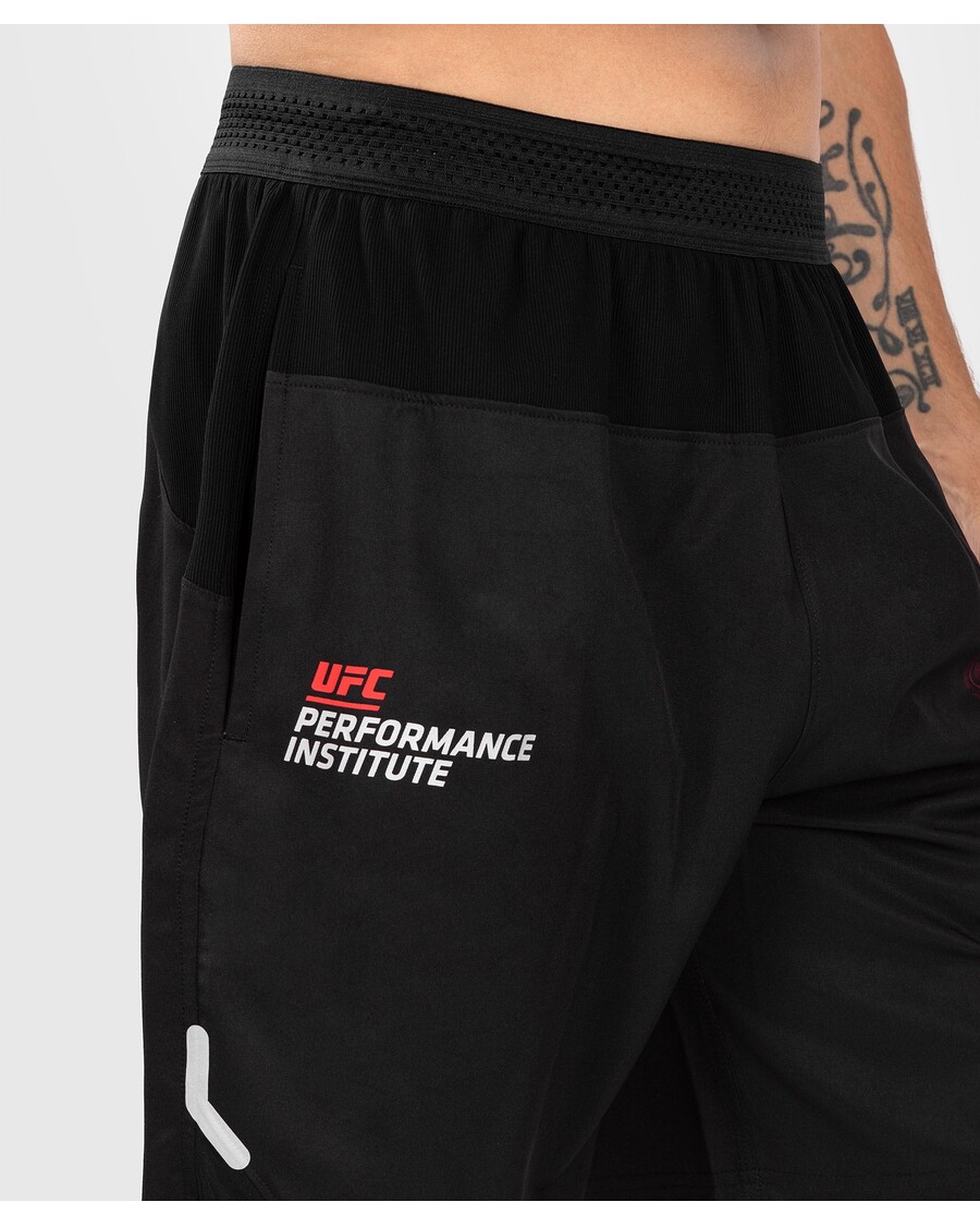 شورت الأداء للرجال من UFC Venum Performance Institute 2.0 - أسود/أحمر