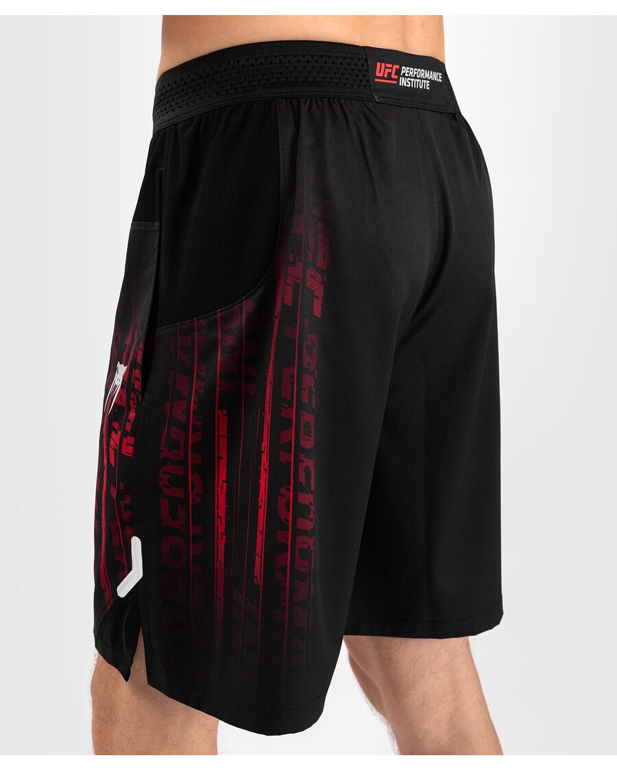 شورت الأداء للرجال من UFC Venum Performance Institute 2.0 - أسود/أحمر