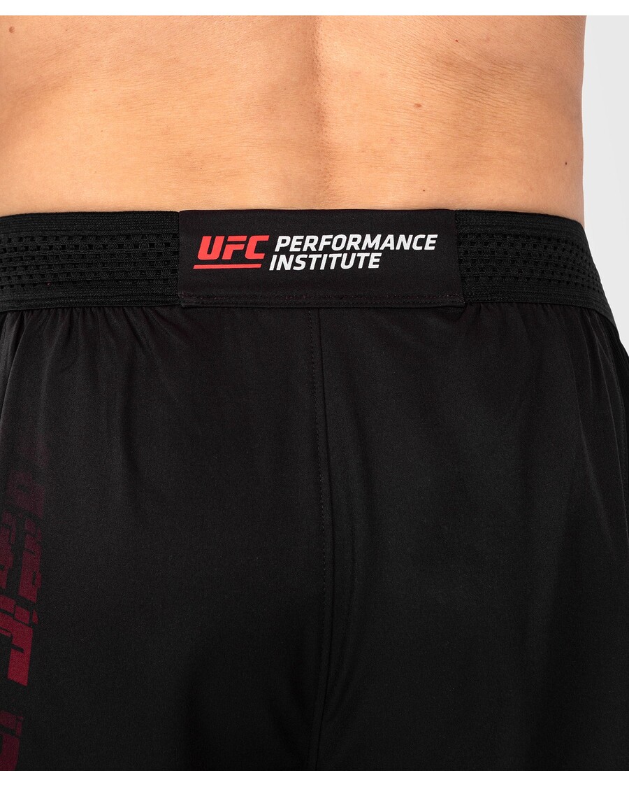 شورت الأداء للرجال من UFC Venum Performance Institute 2.0 - أسود/أحمر