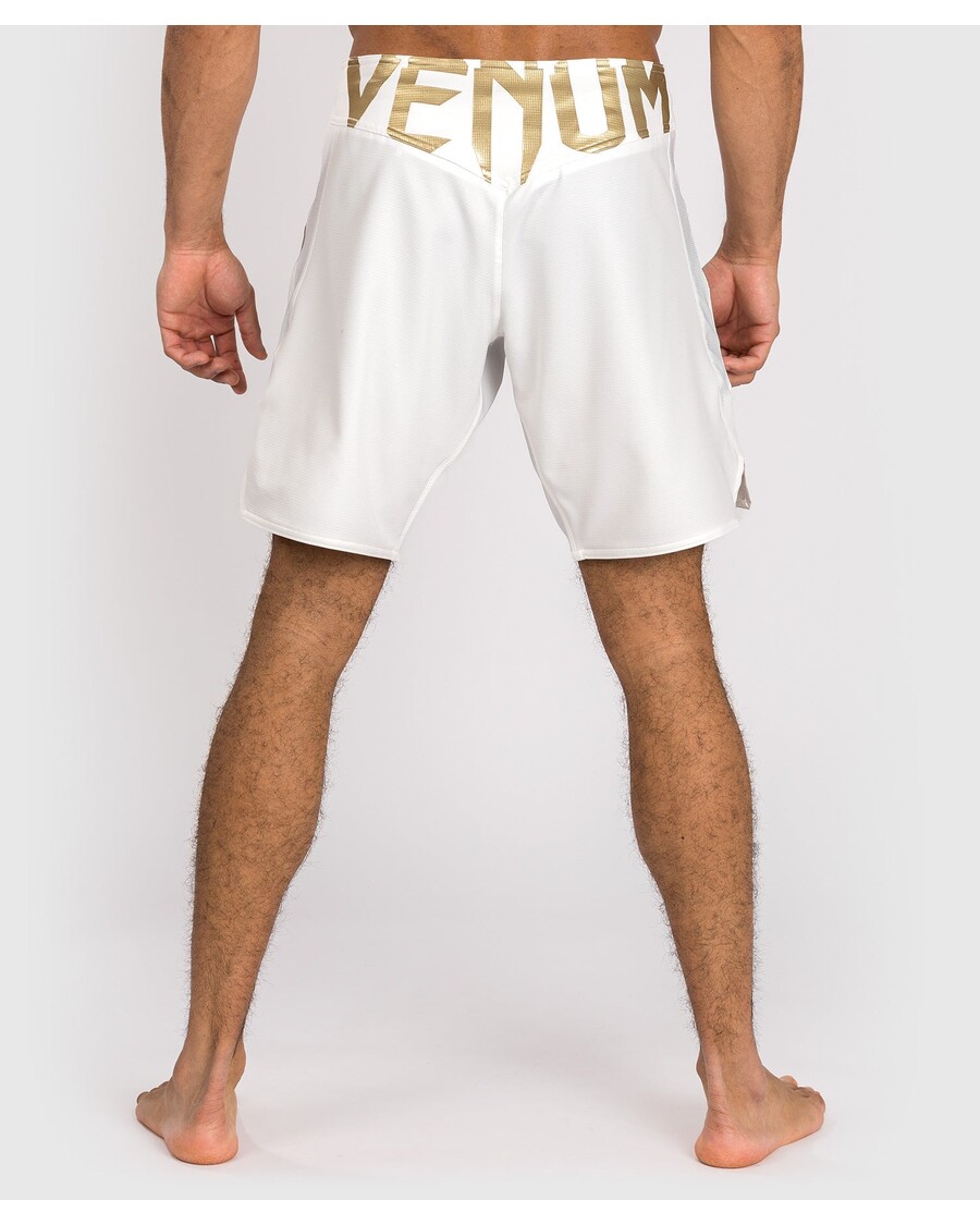 Venum Light 5.0 ファイト ショーツ - ホワイト/ゴールド