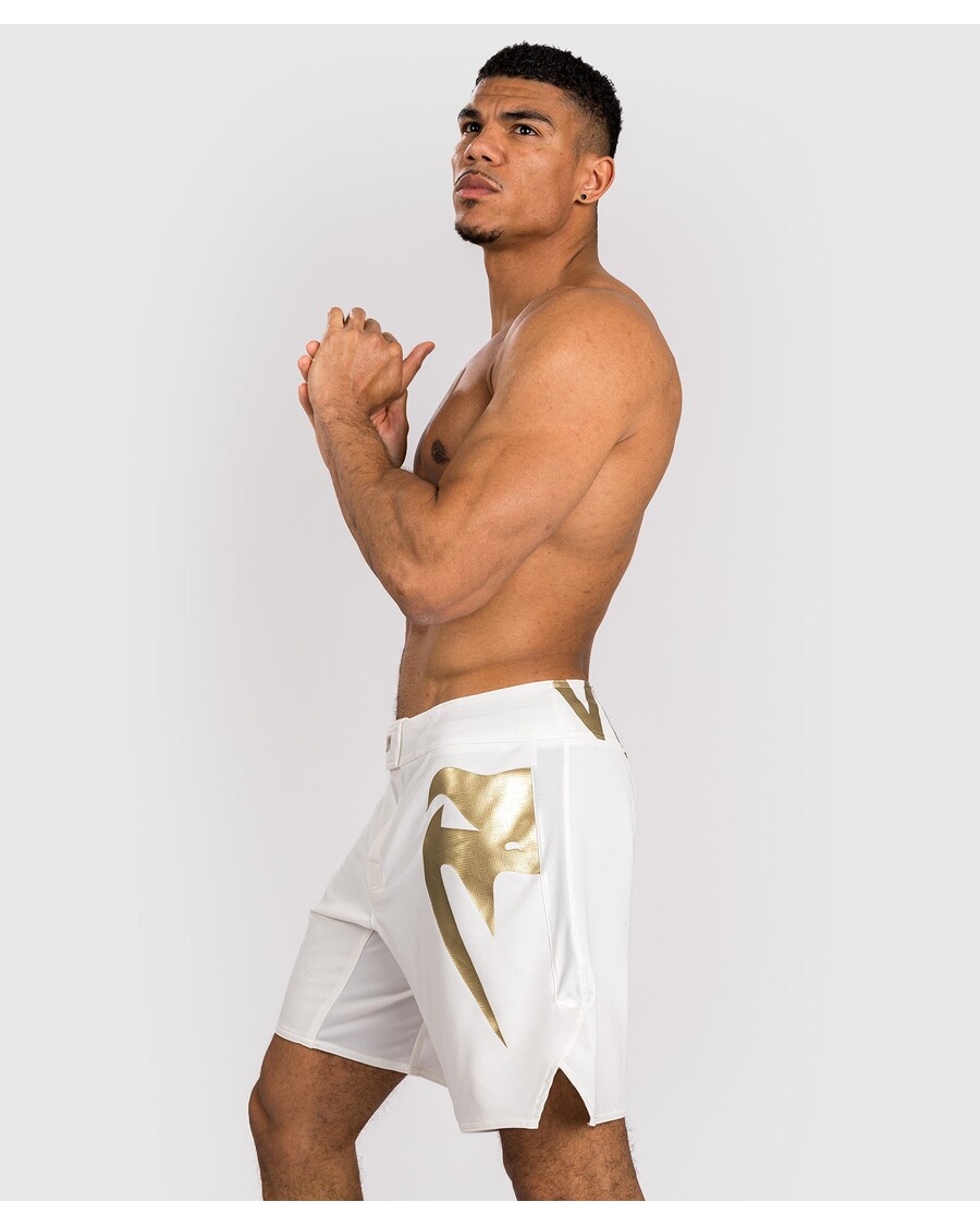 Venum Light 5.0 ファイト ショーツ - ホワイト/ゴールド