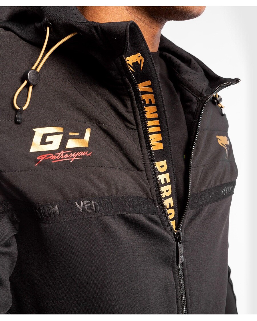 Mikina S Kapucí Venum Petrosyan 2.0 - černá/zlatá