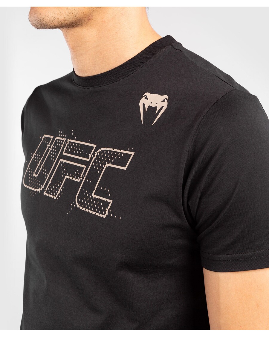 Ufc Venum Authentic Fight Week 2 חולצת טי לגברים עם שרוול קצר - שחור