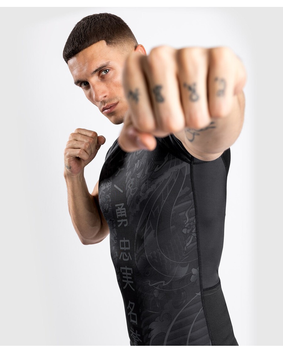 Рашгард Venum Ykz21 – короткие рукава – черный/черный