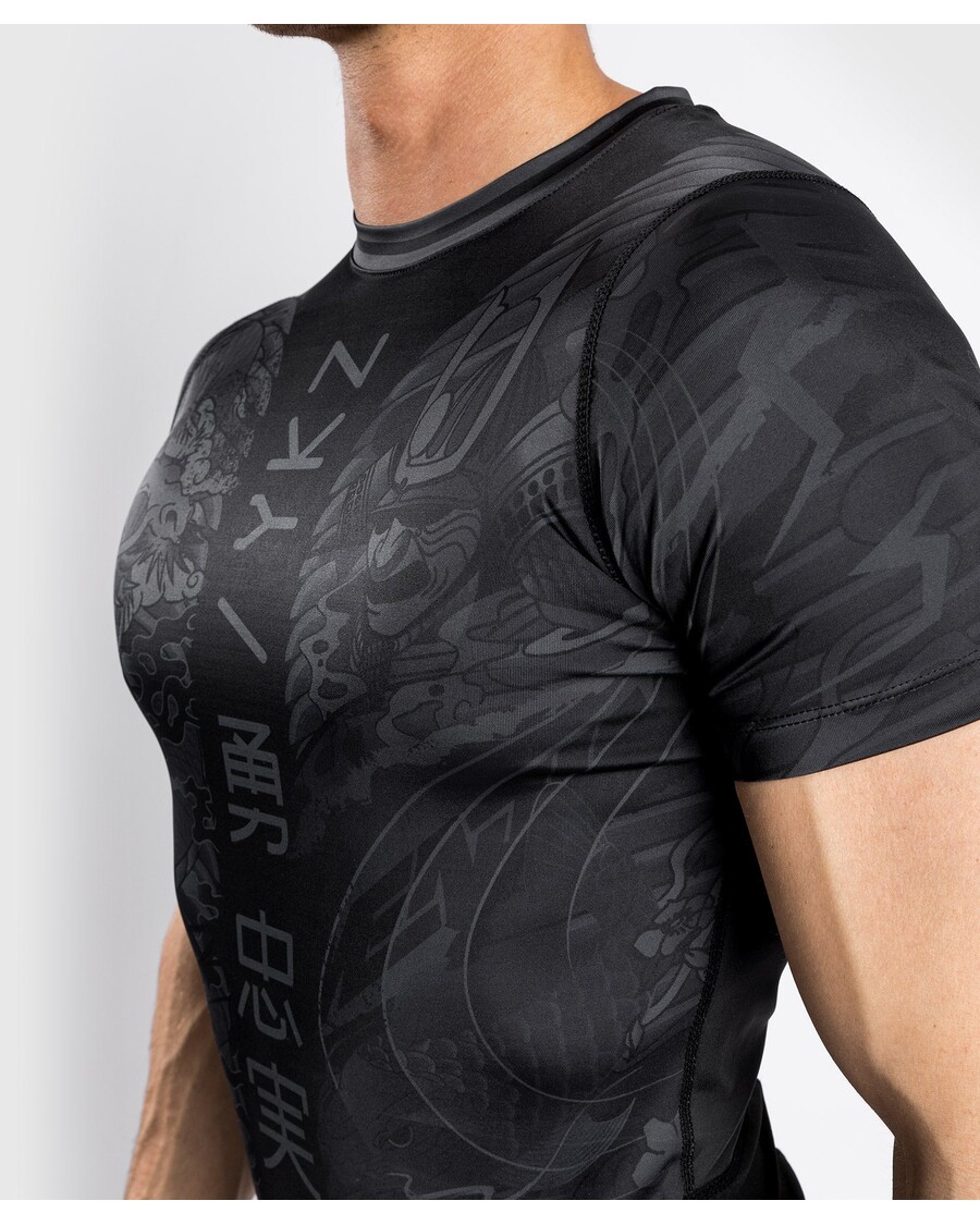 Рашгард Venum Ykz21 – короткие рукава – черный/черный