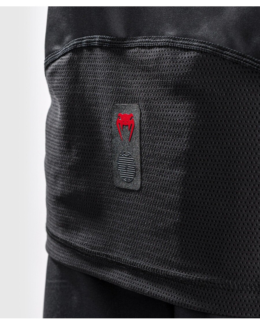 تيشيرت Venum Okinawa 3.0 Dry Tech بأكمام قصيرة - أسود/أحمر