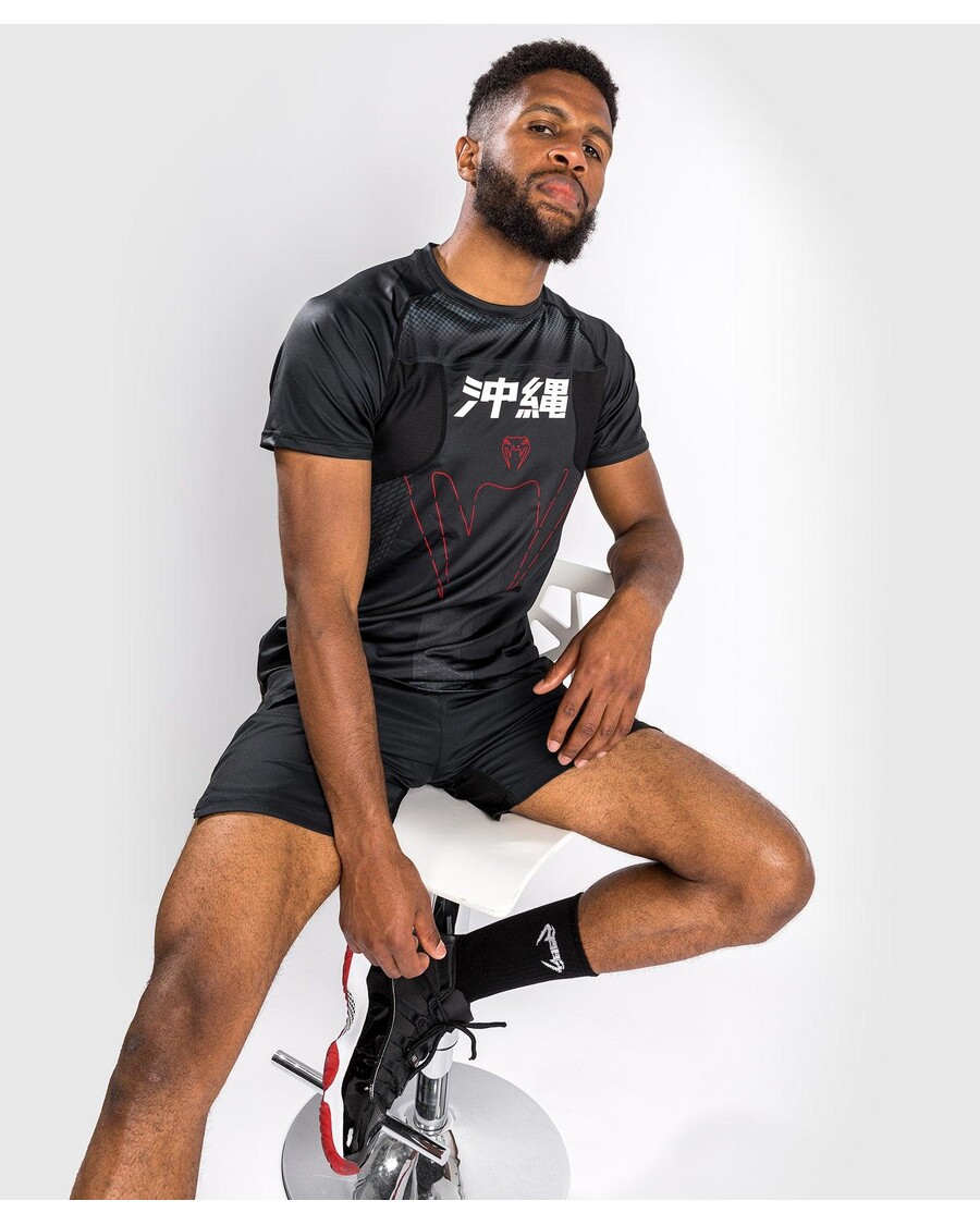 تيشيرت Venum Okinawa 3.0 Dry Tech بأكمام قصيرة - أسود/أحمر