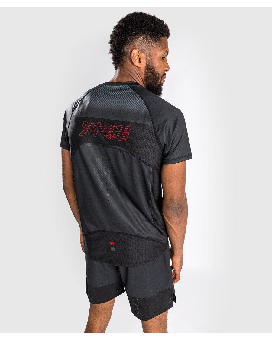 تيشيرت Venum Okinawa 3.0 Dry Tech بأكمام قصيرة - أسود/أحمر