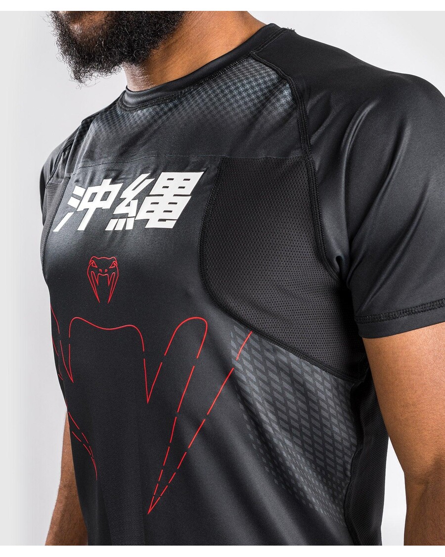 تيشيرت Venum Okinawa 3.0 Dry Tech بأكمام قصيرة - أسود/أحمر