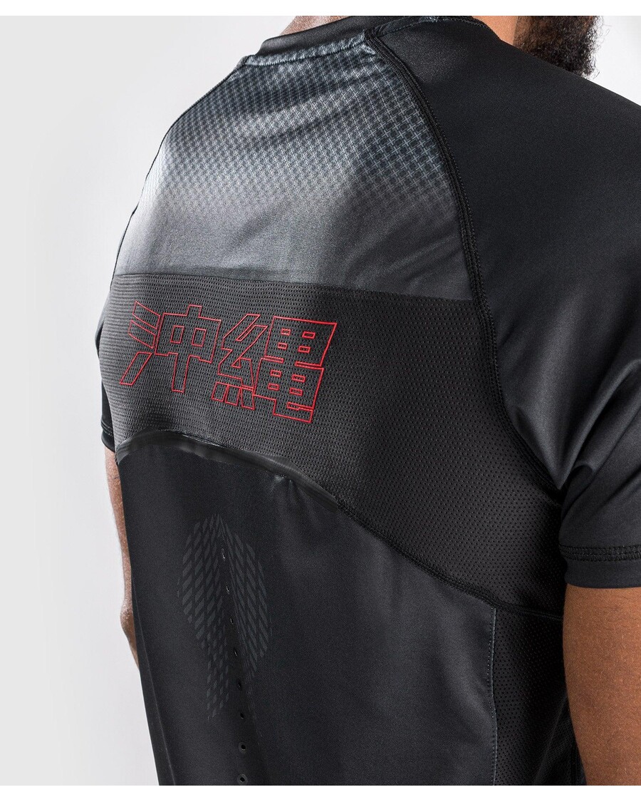 تيشيرت Venum Okinawa 3.0 Dry Tech بأكمام قصيرة - أسود/أحمر