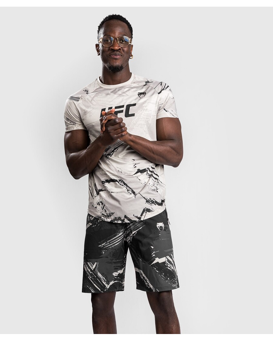 UFC ヴェナム オーセンティック ファイト ウィーク 2.0 メンズ ドライ テック T シャツ - サンド