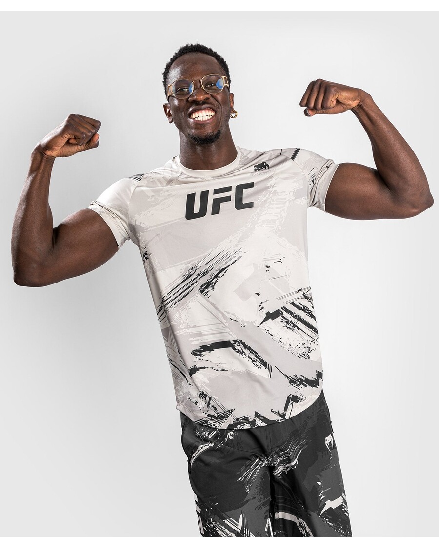UFC ヴェナム オーセンティック ファイト ウィーク 2.0 メンズ ドライ テック T シャツ - サンド