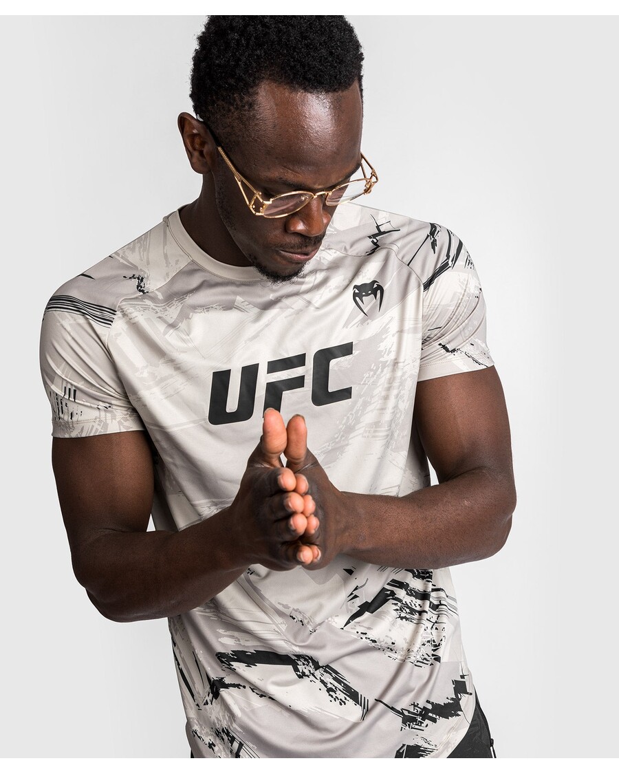 UFC ヴェナム オーセンティック ファイト ウィーク 2.0 メンズ ドライ テック T シャツ - サンド