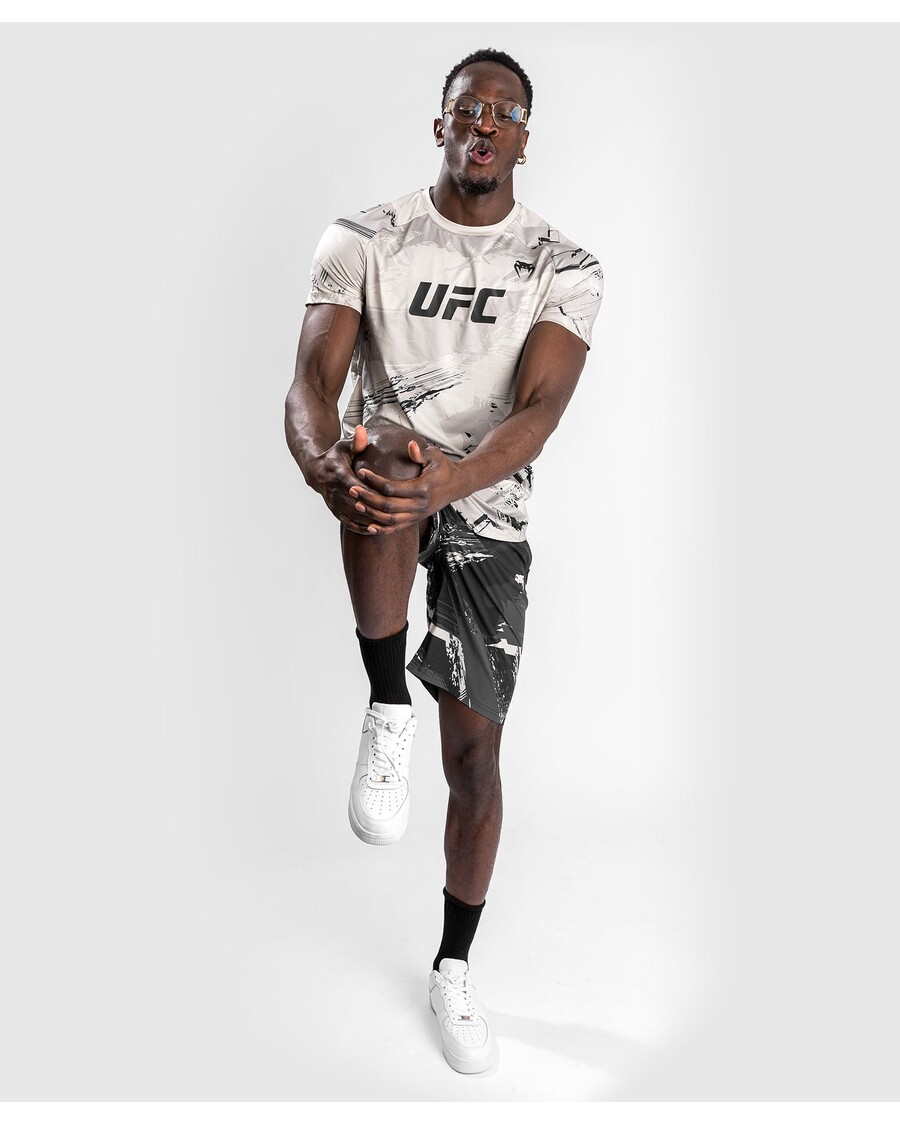 UFC ヴェナム オーセンティック ファイト ウィーク 2.0 メンズ ドライ テック T シャツ - サンド