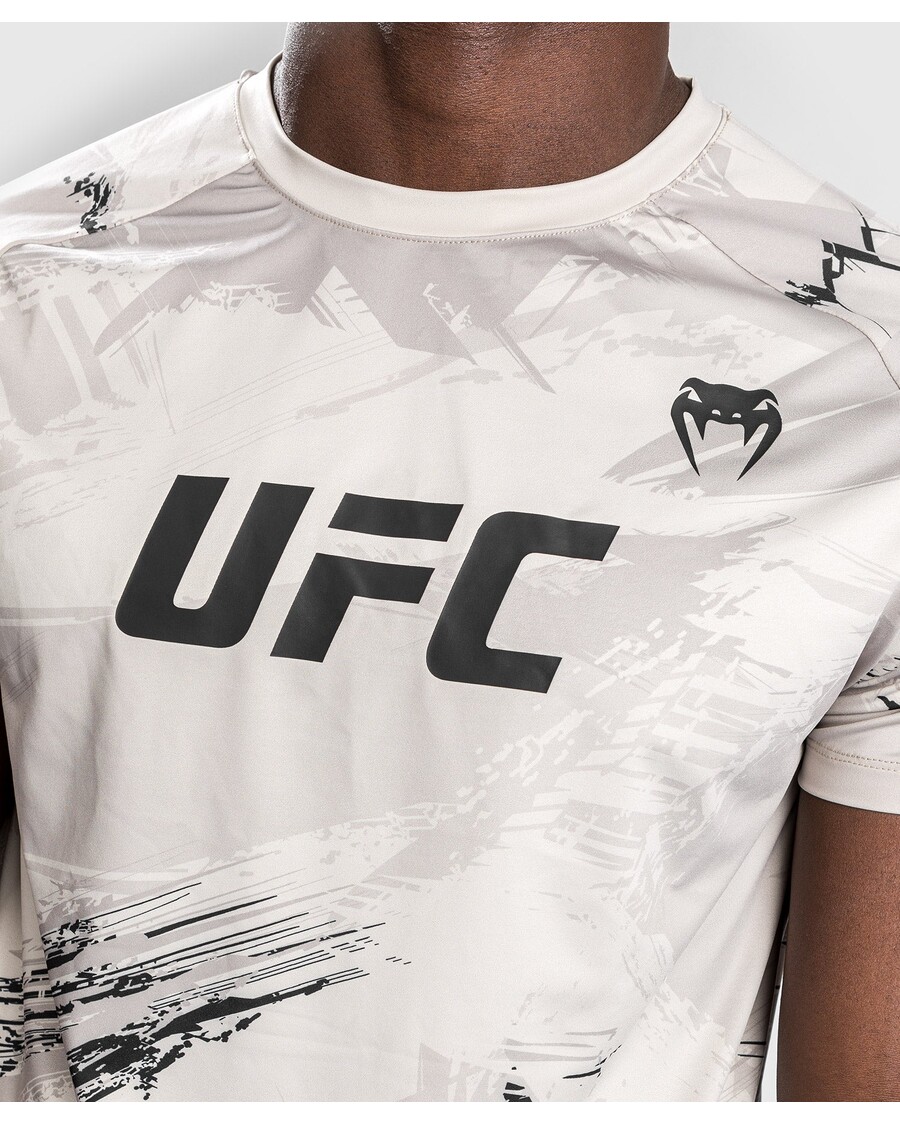 UFC ヴェナム オーセンティック ファイト ウィーク 2.0 メンズ ドライ テック T シャツ - サンド