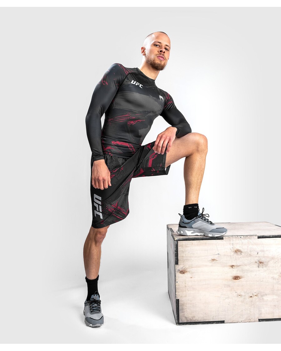 واقي الطفح الجلدي طويل الأكمام من UFC Venum Authentic Fight Week 2.0 للرجال - أسود/أحمر