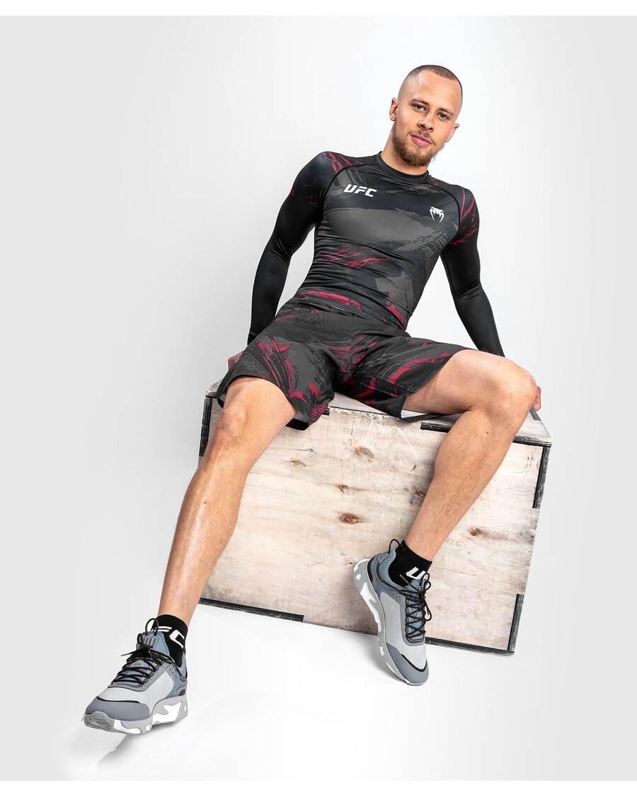 واقي الطفح الجلدي طويل الأكمام من UFC Venum Authentic Fight Week 2.0 للرجال - أسود/أحمر