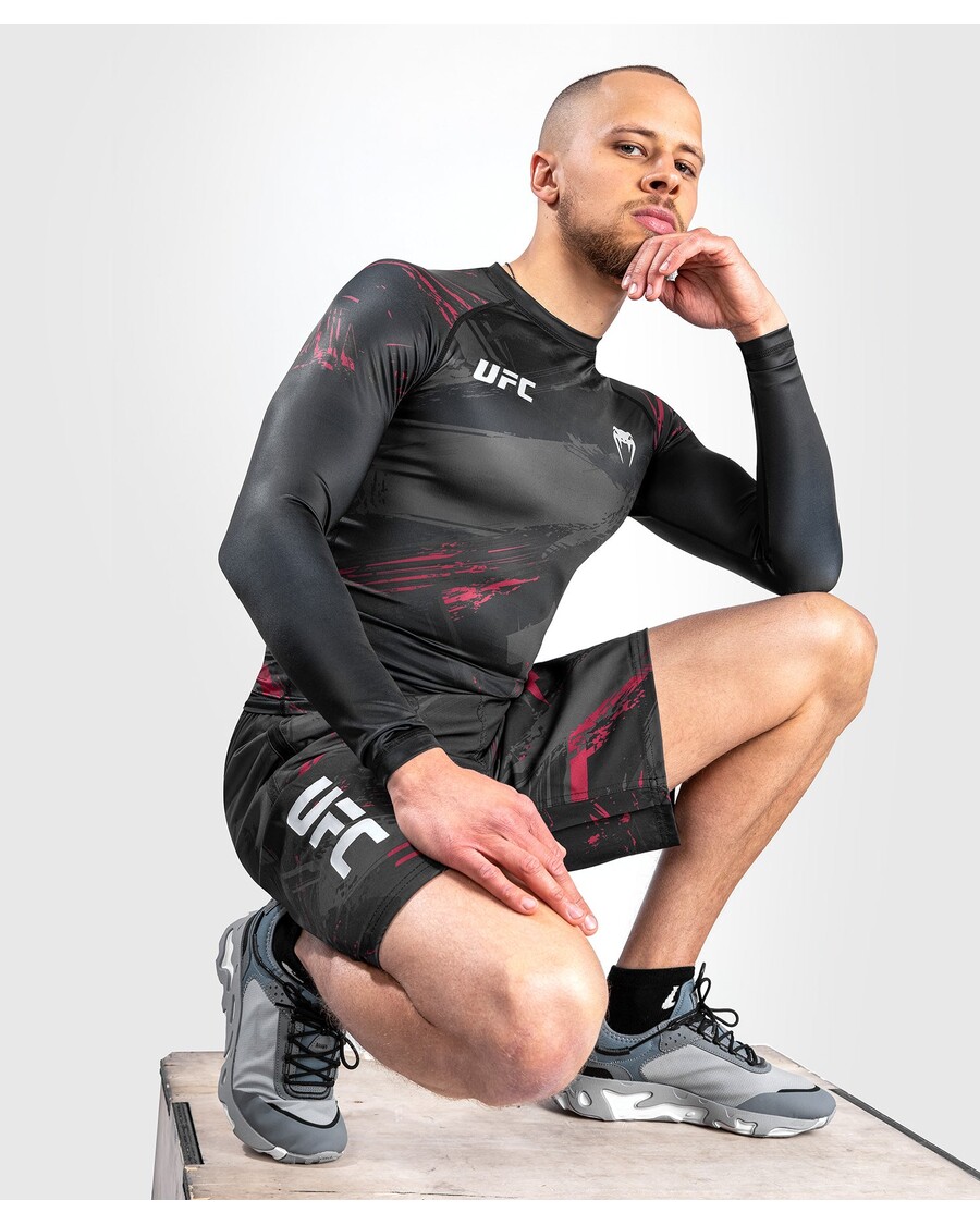 واقي الطفح الجلدي طويل الأكمام من UFC Venum Authentic Fight Week 2.0 للرجال - أسود/أحمر