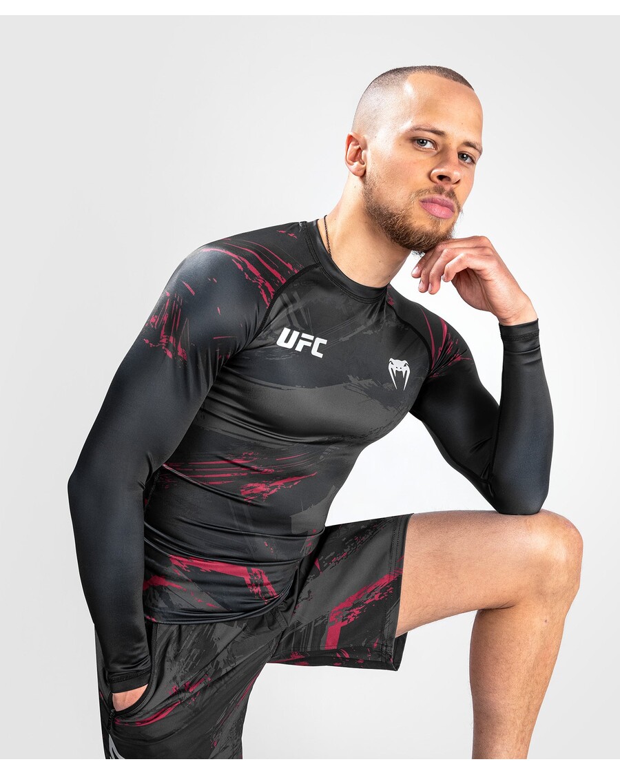 واقي الطفح الجلدي طويل الأكمام من UFC Venum Authentic Fight Week 2.0 للرجال - أسود/أحمر
