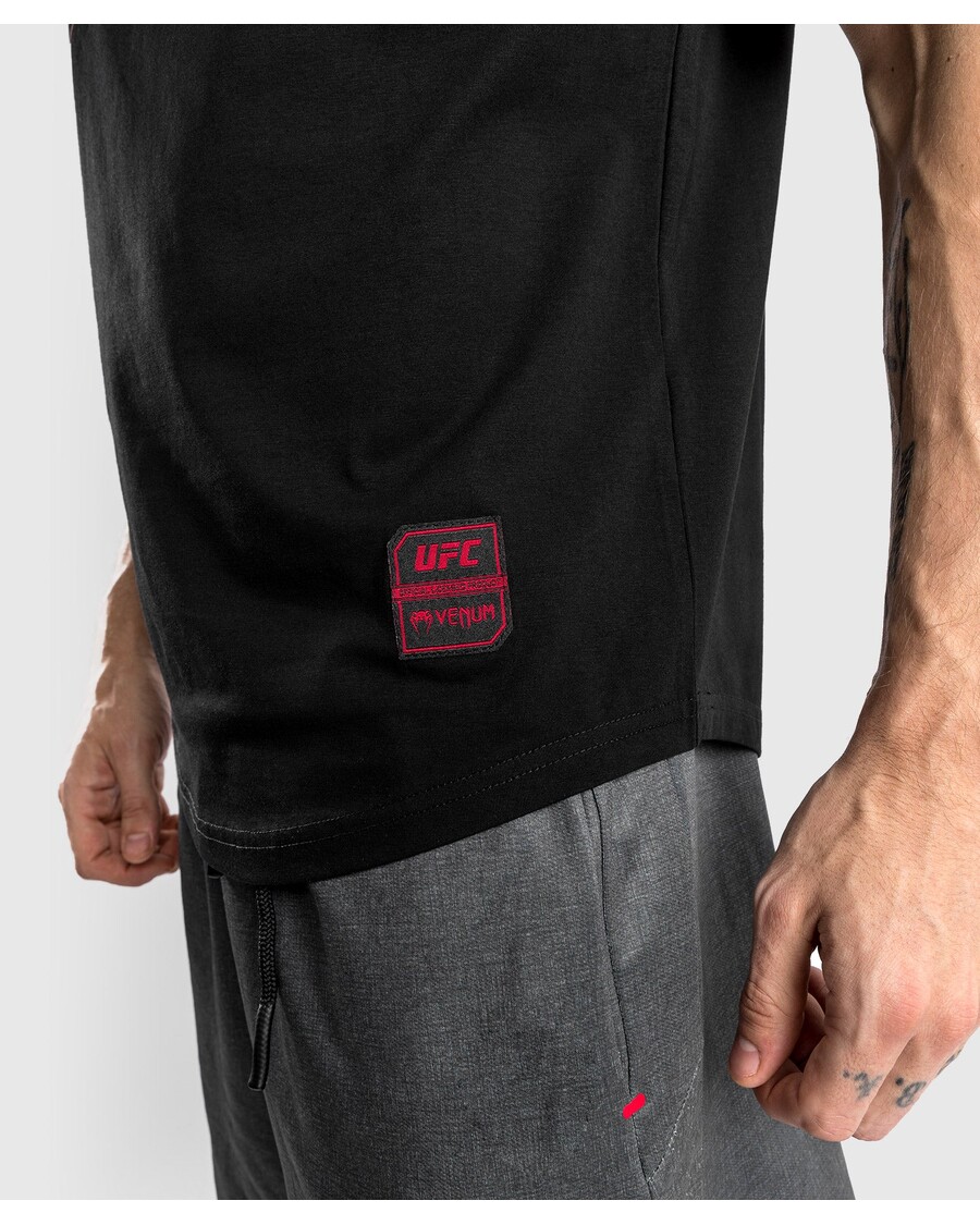 Ufc Venum Authentic Fight Week 2.0 חולצת טריקו לגברים עם שרוולים קצרים - שחור/אדום