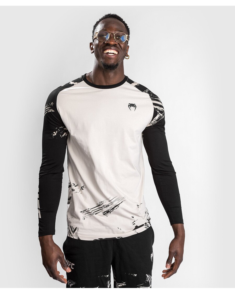 تي شيرت UFC Venum Authentic Fight Week 2.0 للرجال بأكمام طويلة - رملي/أسود