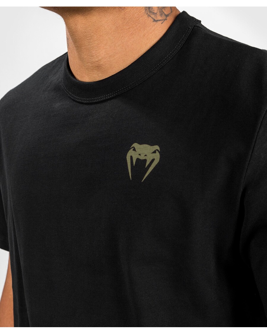 חולצת טי Venum Fangs - התאמה רגילה - שחורה