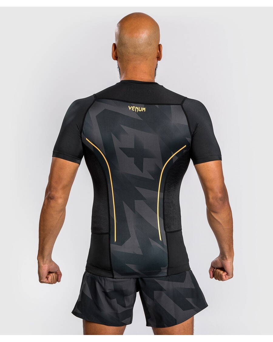 ونوم تیغ راشگارد آستین کوتاه - مشکی/طلایی