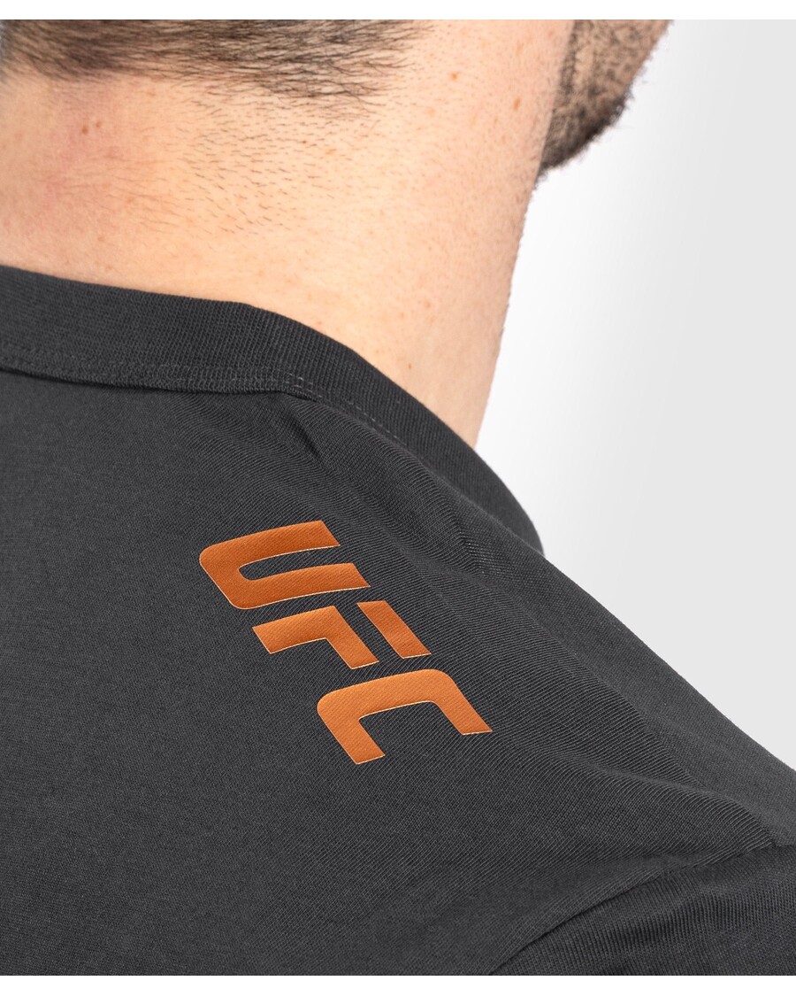 تي شيرت UFC Adrenaline By Venum Fight Week للرجال بأكمام قصيرة - رمادي فحمي