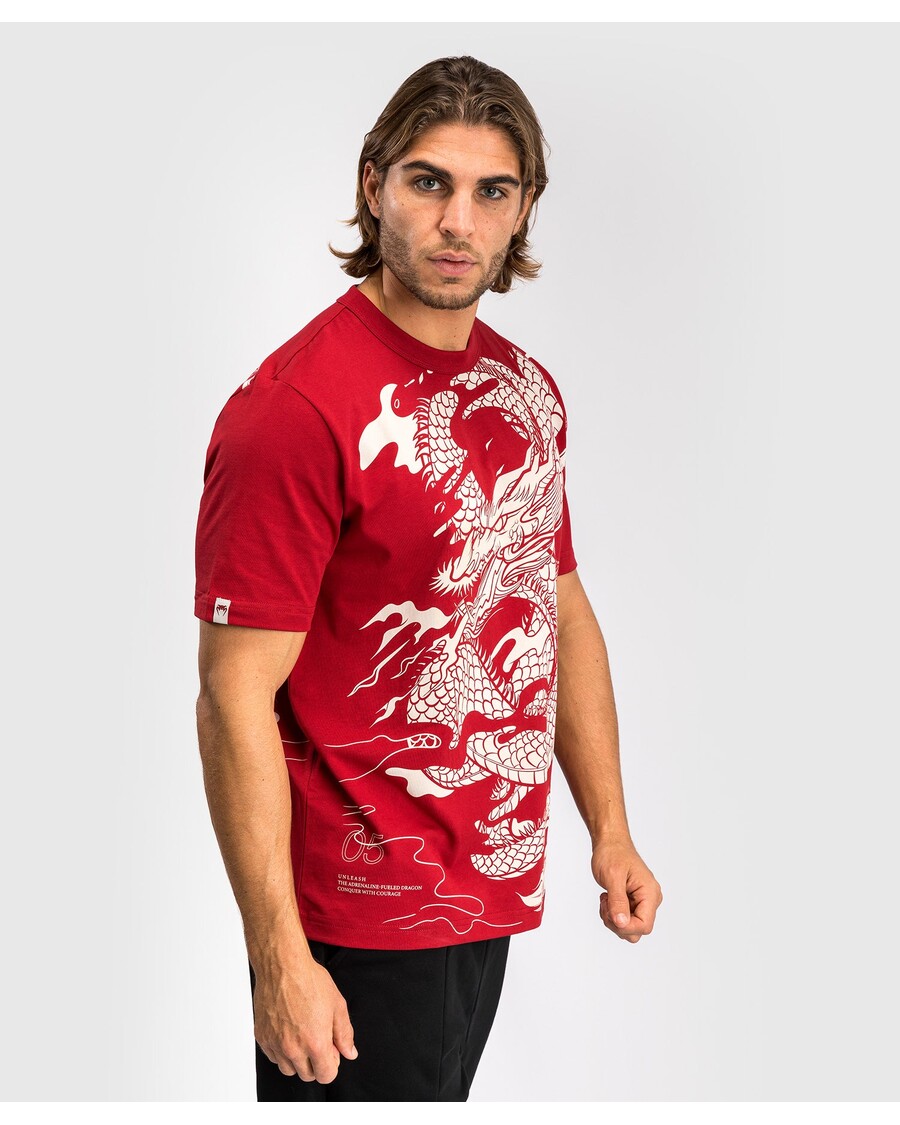 חולצת טי לגברים של Venum Dragon’s Flight - אדום דובדבן/לבן שמנת