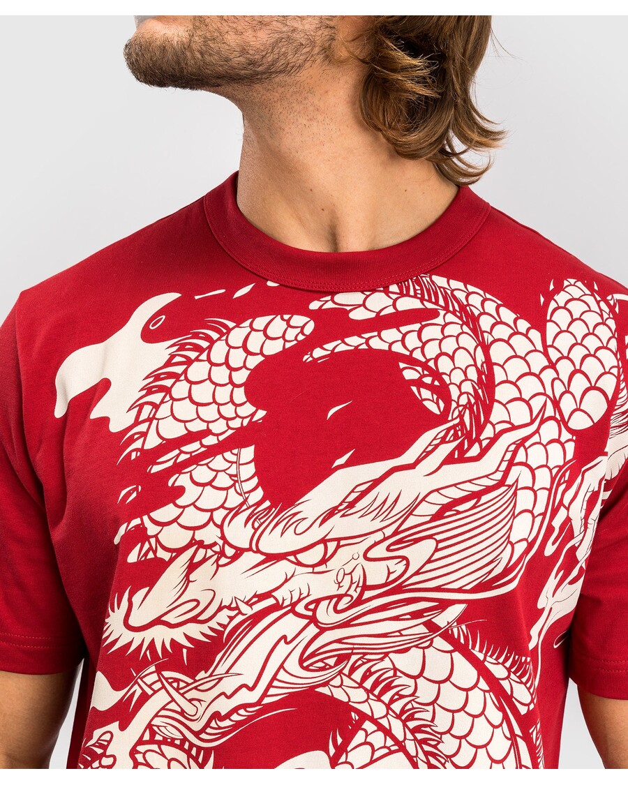 חולצת טי לגברים של Venum Dragon’s Flight - אדום דובדבן/לבן שמנת