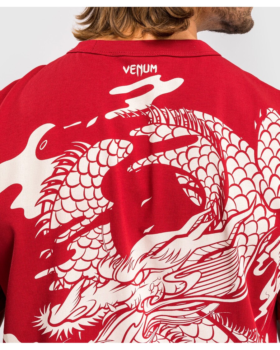 חולצת טי לגברים של Venum Dragon’s Flight - אדום דובדבן/לבן שמנת