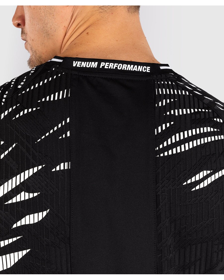 Ufc Fusion By Venum Isikupärastatud Autentne Võitlusõhtu Meeste Väljasõidusärk - Must